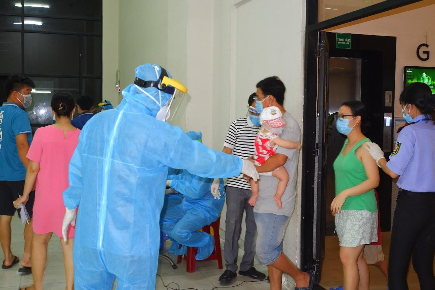 Người dân chung cư Sài Gòn Metro Park được hướng dẫn lấy mẫu xét nghiệm COVID-19 (ảnh: HCDC) Người dân chung cư Sài Gòn Metro Park được hướng dẫn lấy mẫu xét nghiệm COVID-19 (ảnh: HCDC)