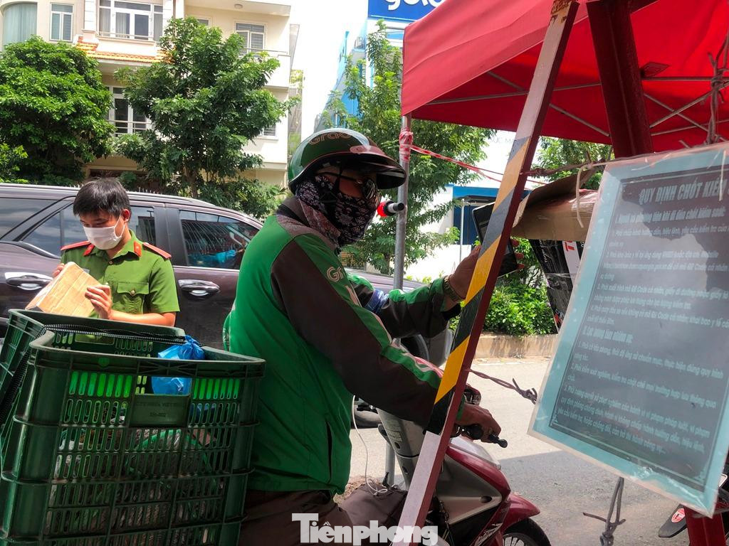 Những ngày qua, shipper chỉ được giao hàng nội quận khiến khách hàng gặp nhiều khó khăn khi đặt hàng Những ngày qua, shipper chỉ được giao hàng nội quận khiến khách hàng gặp nhiều khó khăn khi đặt hàng