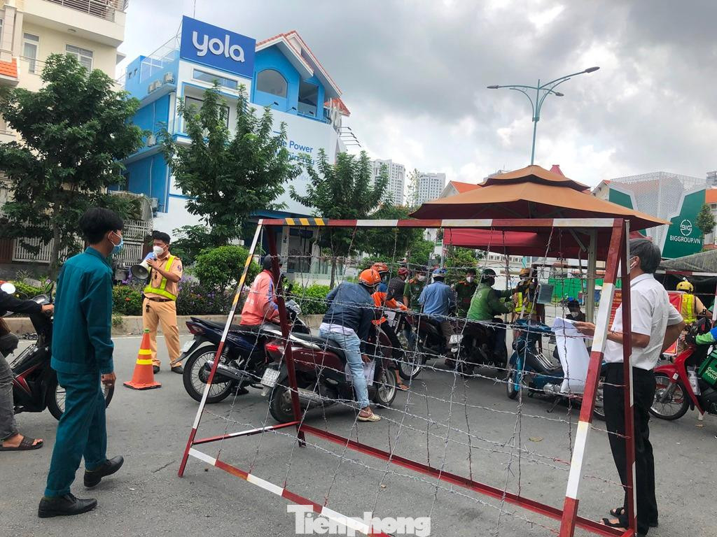 Chốt ùn cục bộ do phương tiện càng về trưa càng đông Chốt ùn cục bộ do phương tiện càng về trưa càng đông