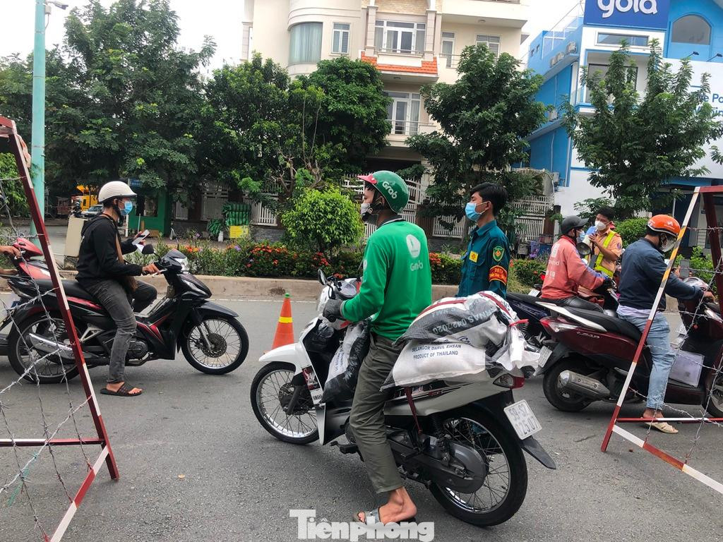 Nhiều shipper không đủ điều kiện chạy liên quận đành phải quay về Nhiều shipper không đủ điều kiện chạy liên quận đành phải quay về