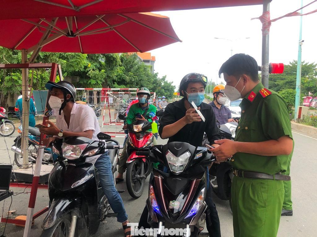 Quẹt mã QR, chứng mình có "thẻ xanh COVID-19" khi đến chốt phường Tân Hưng, quận 7 Quẹt mã QR, chứng mình có "thẻ xanh COVID-19" khi đến chốt phường Tân Hưng, quận 7