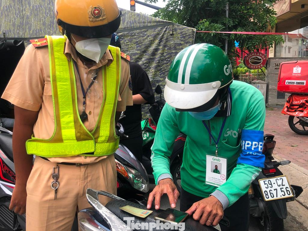 Shipper chứng minh có tên trong danh sách được giao hàng liên quận với cơ quan chức năng Shipper chứng minh có tên trong danh sách được giao hàng liên quận với cơ quan chức năng