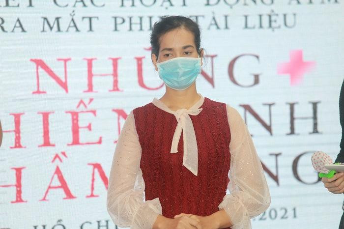 Bạn H'Brông, tình nguyện viên của chương trình ATM F0 (Ảnh: Trần Linh) Bạn H'Brông, tình nguyện viên của chương trình ATM F0 (Ảnh: Trần Linh)