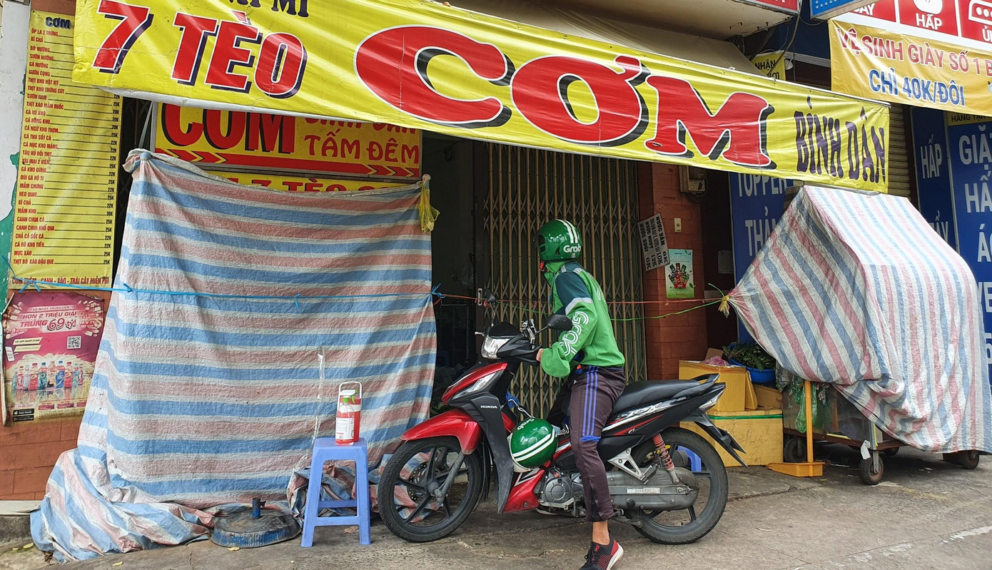 Giá nguyên liệu tăng cao, khó tìm shipper chính là một trong những nguyên nhân khiến hàng quán lo lắng khi mở cửa trở lại.