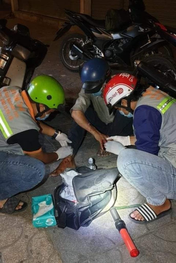 Đội hỗ trợ cứu người bị tai nạn trên đường