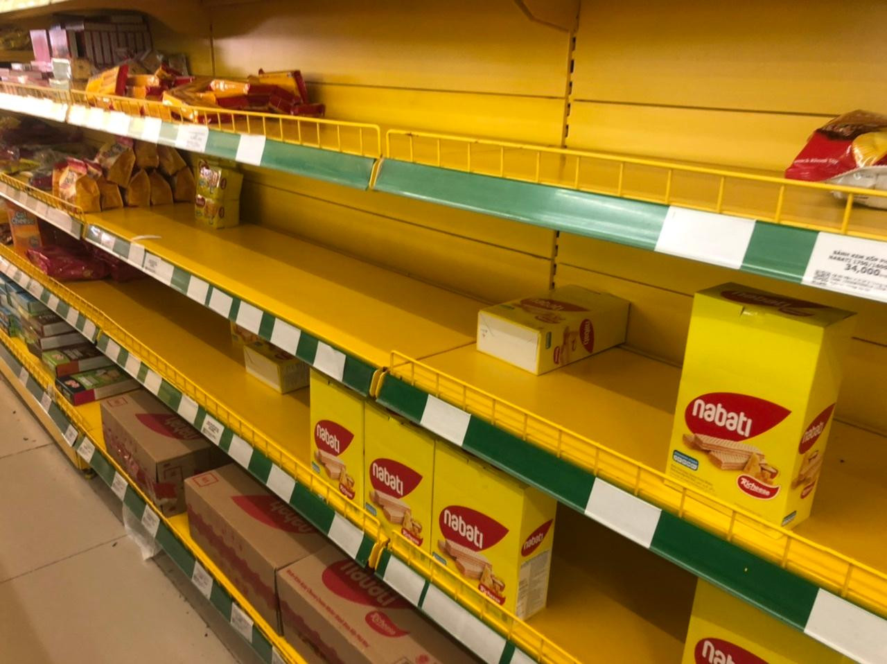 Tại diện một số siêu thị cho biết đã có phương án dự trữ hàng hóa, đảm bảo đủ nguồn cung thực phẩm cho người dân. Các hệ thống siêu thị Aeon, Mega Market, Satra, Co.opmart… tiếp tục tăng lượng hàng thiết yếu và thực phẩm dự trữ từ 1-3 tháng. Tuy nhiên ghi nhận buổi trưa ngày 21/8, ngay cả những mặt hàng không thiết yếu như bánh kẹo cũng cháy hàng. Nhân viên siêu thị cho hay, nhiều sản phẩm như bánh kẹo, sữa bột đứt hàng vì công ty không cung cấp.