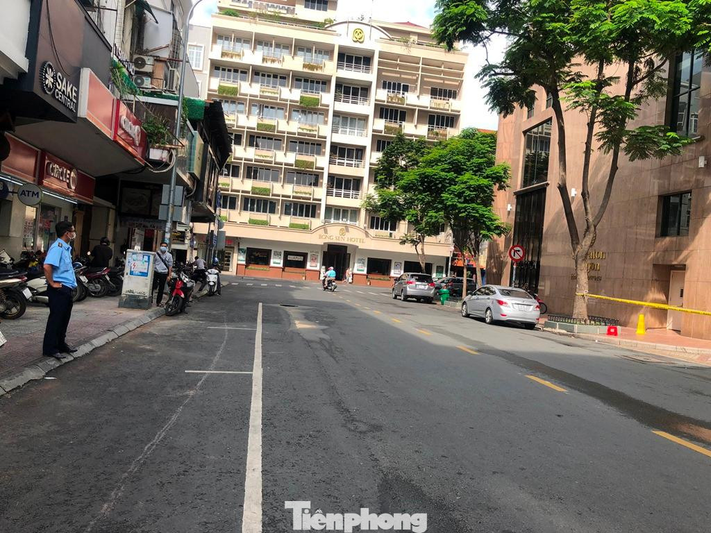 Con đường vào khách sạn vắng hoe