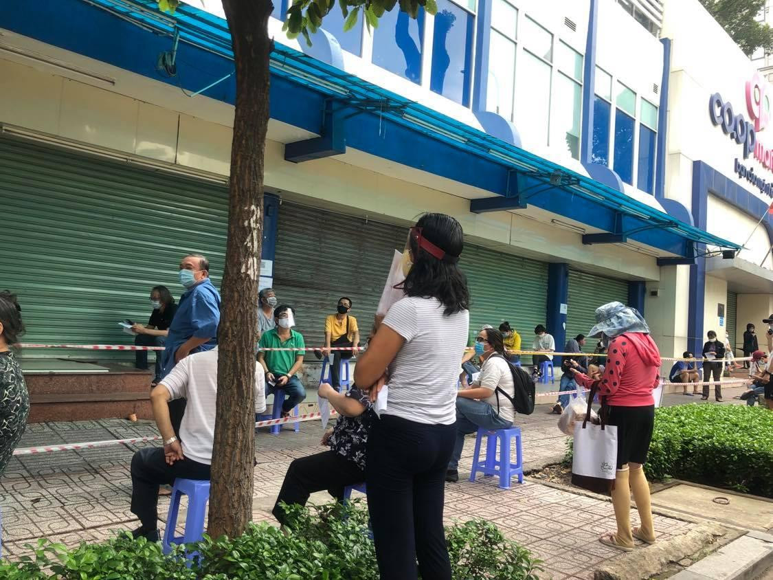 Khách đến siêu thị vẫn phải xếp hàng dài Thành phố phát phiếu đi chợ nhằm giãn bớt số người tập trung đông ở chợ, siêu thị Khách đến siêu thị vẫn phải xếp hàng dài Thành phố phát phiếu đi chợ nhằm giãn bớt số người tập trung đông ở chợ, siêu thị