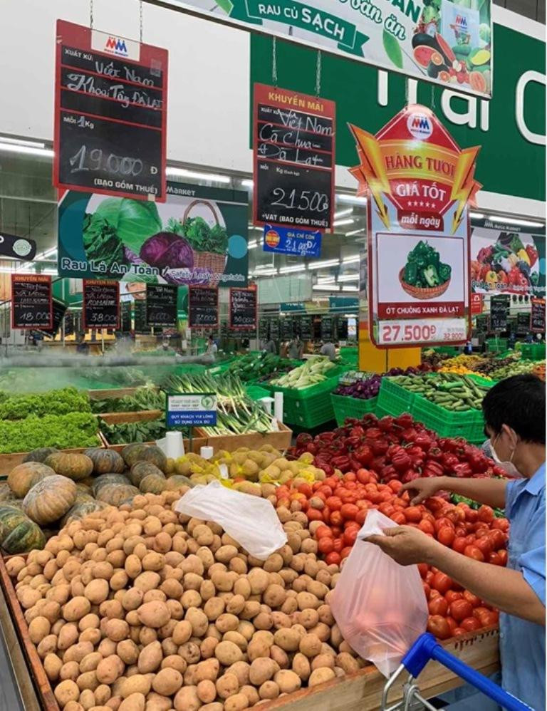 Người dân mua sắm tại MM An Phú ngày 2/7