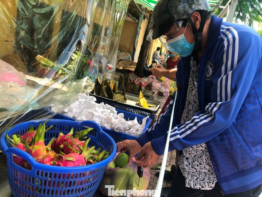 Chiều ngày 21/9, tại một điểm bán rau củ, trái cây trên đường Chợ Lớn (Q.6, TPHCM), người dân tranh thủ mua trái cây, bánh trái để cúng rằm