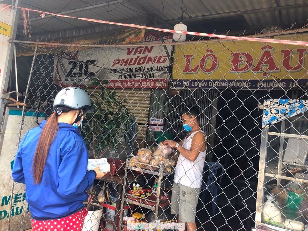 Lò đậu hủ này gần như không có đậu hủ tươi mà chỉ có đồ chay khô Lò đậu hủ này gần như không có đậu hủ tươi mà chỉ có đồ chay khô