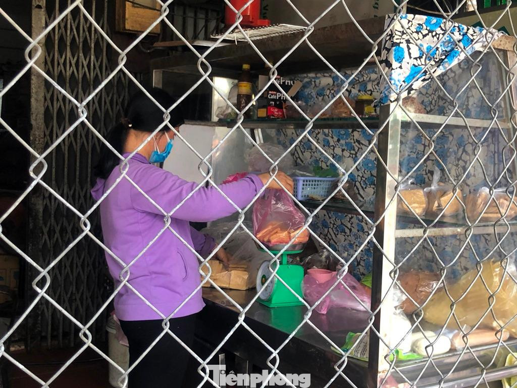 Dịp rằm, mặt hàng đồ chay được mua nhiều. Tuy nhiên do dịch nên hầu như rất ít điểm bán. Tại một điểm bán đồ chay khô, lát heo khô có giá 150.000 đồng/kg (tăng khoảng 30.000 đồng/kg)