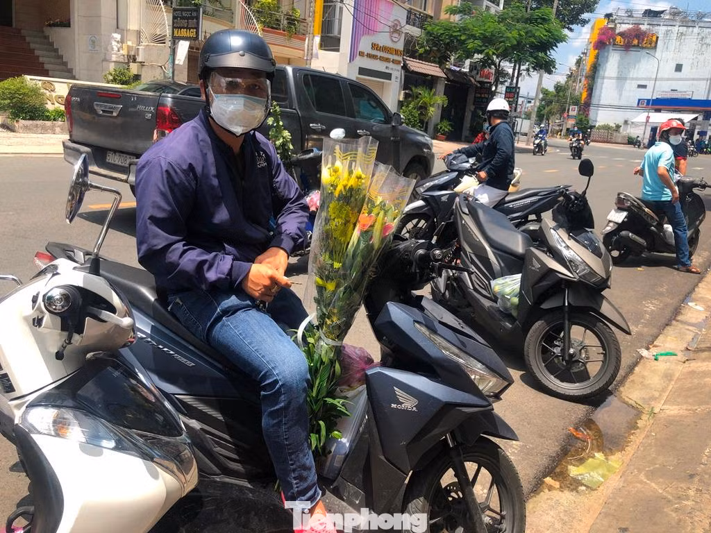 Người dân tranh thủ mua đồ cúng trong rằm tháng Bảy. "Dù các điểm bán trái cây, hoa cúng đều đông người, mình lo lắng khi ra ngoài nhưng cũng tranh thủ mua nhanh vì không thể đặt các mặt hàng này online" - anh Tú nói. Người dân tranh thủ mua đồ cúng trong rằm tháng Bảy. "Dù các điểm bán trái cây, hoa cúng đều đông người, mình lo lắng khi ra ngoài nhưng cũng tranh thủ mua nhanh vì không thể đặt các mặt hàng này online" - anh Tú nói.