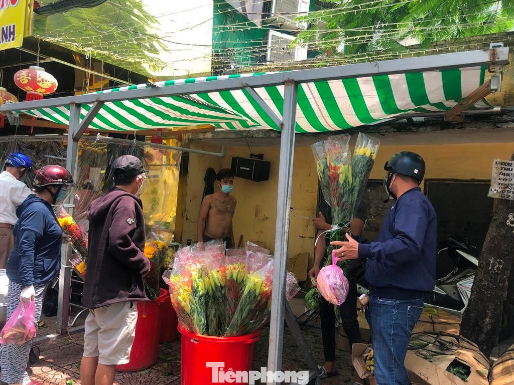 Hoa cúng đắt hàng, đắt giá, trong đó các loại ly, cúc có giá tới 100.000 đồng/bó, loại cúc thường giá 45.000 đồng/bó. "Hoa đắt nhưng giờ không nhiều người bán nên mình đành mua để cúng rằm" - bà Thanh (55 tuổi) cho biết.