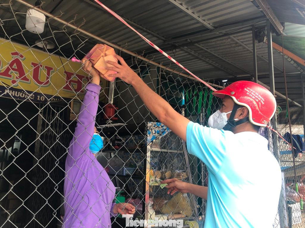 Chủ hàng giăng lưới để ngăn giữa khách mua, tất cả giao dịch... trên cao