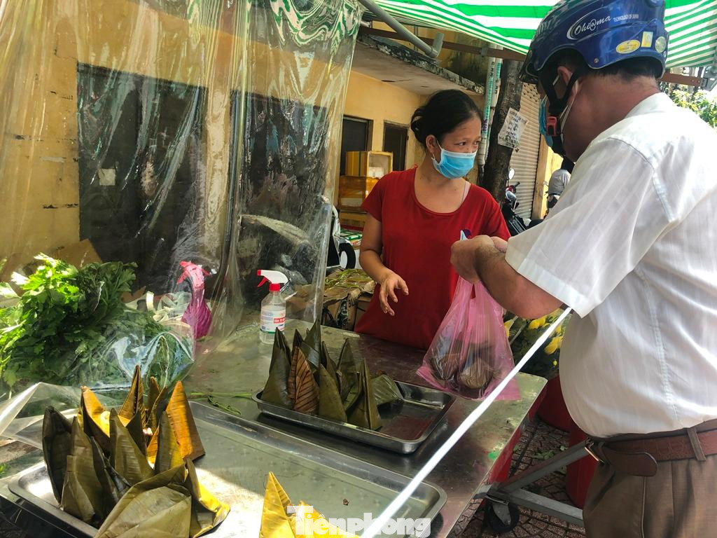 Các loại bánh ít chay, nhân dừa, đậu đắt hàng. Trước đó còn có bánh tét nhưng đã nhanh chóng hết hàng, người bán không hứa chắc ngày mai sẽ có lại.