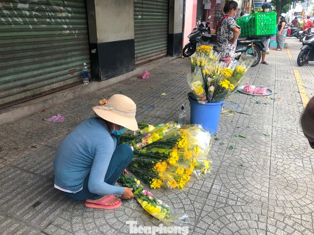 Hoa cúng có giá từ 25.000-50.000 đồng/bó