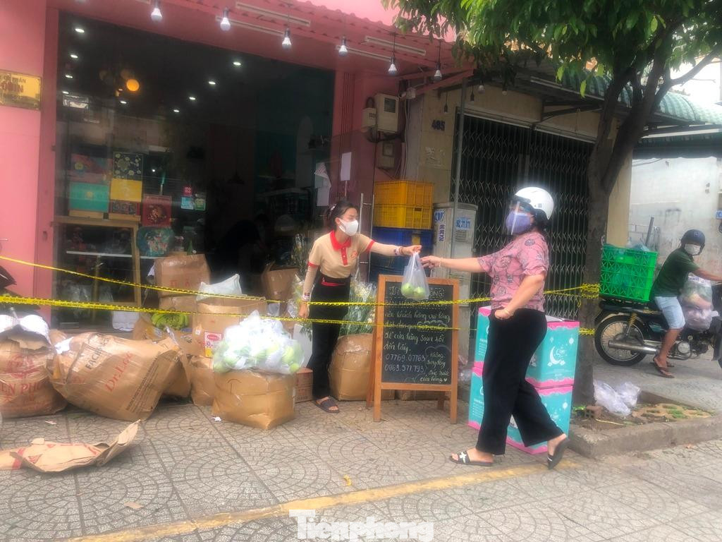 Các điểm bán trái cây tranh thủ phục vụ khách