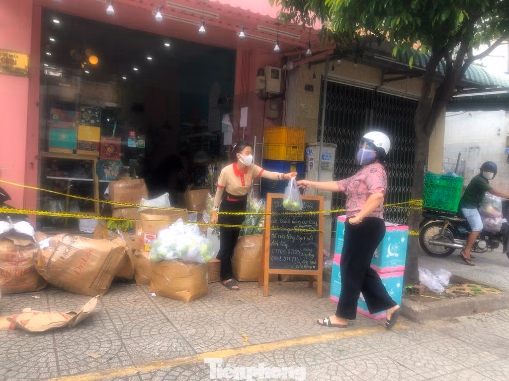 Các điểm bán trái cây tranh thủ phục vụ khách Các điểm bán trái cây tranh thủ phục vụ khách