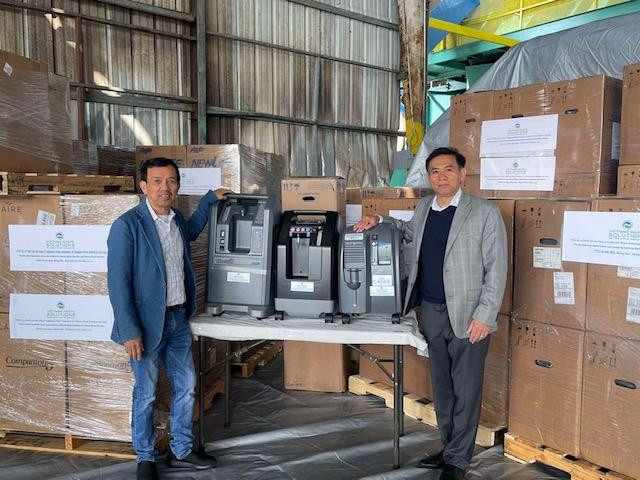 Ông David Dương trao tặng 250 máy trợ thở thông qua ông Nguyễn Trác Toàn - Tổng Lãnh sự quán Việt Nam tại San Francisco