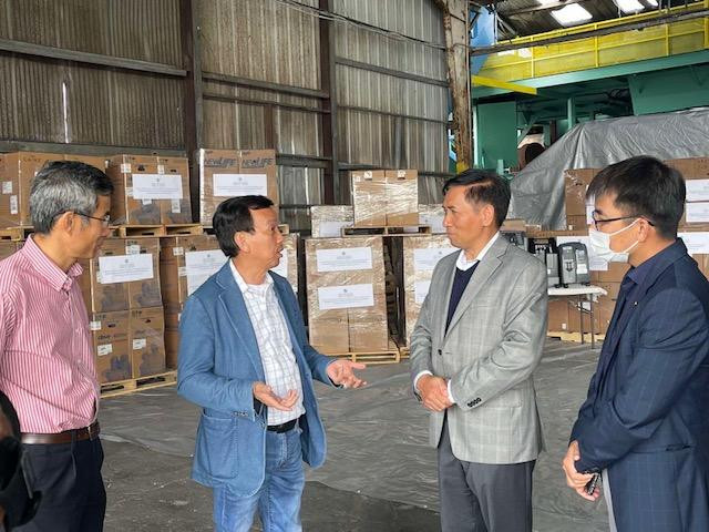Ông David Dương trao tặng 250 máy trợ thở cho ông Nguyễn Trác Toàn - Tổng Lãnh sự quán Việt Nam tại San Francisco