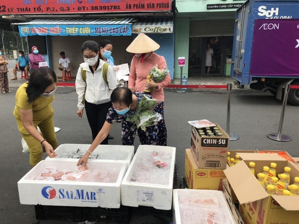 Người dân mua được hàng ngay tại khu dân cư mà không cần phải đi xa, giá cả bình ổn, hàng hóa phong phú để lựa chọn.