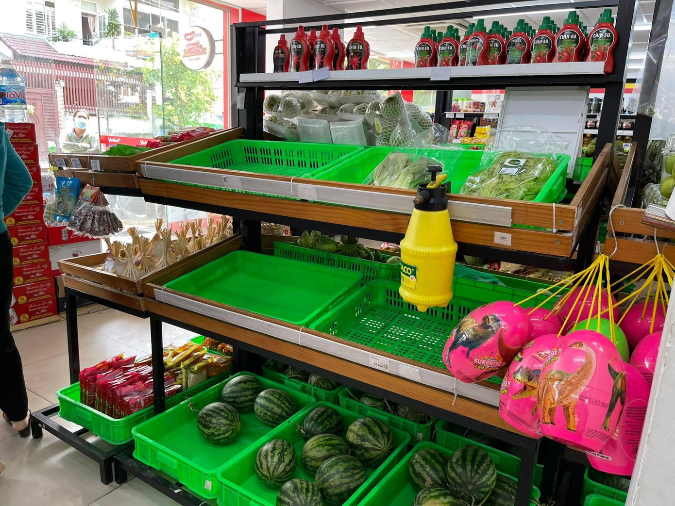 Một số quầy kệ đã không còn hàng. Một số quầy kệ đã không còn hàng.