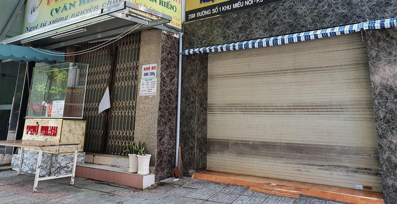 Quán xá lặng im. "Giờ mở lại cũng nhiều rủi ro, nguy cơ nhiễm bệnh chực chờ nên cứ từ từ rồi tính tiếp" - ông Bình (ngụ quận Phú Nhuận) nói.