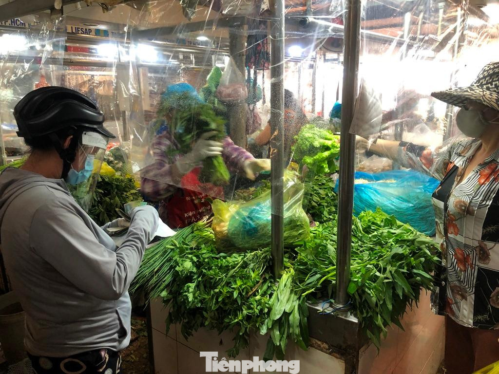 Mặt hàng rau xanh tại chợ khá phong phú, giá trung bình khoảng 25.000 đồng/kg