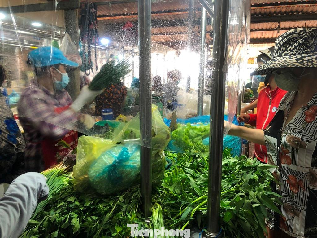 Các tiểu thương được bán lại tại chợ Nguyễn đình Chiểu đều đã được tiêm vắc-xin ngừa COVID-19