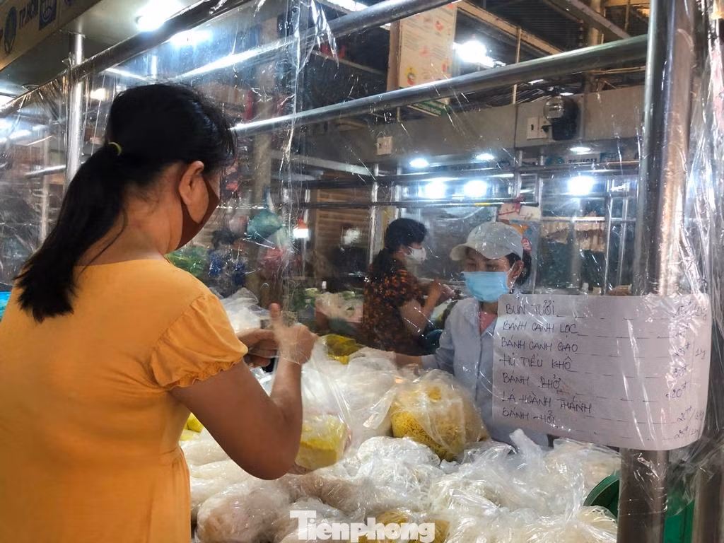 Bún, miếng, bánh phở... hiếm hoi xuất hiện tại chợ, giá tăng khoảng 50% Bún, miếng, bánh phở... hiếm hoi xuất hiện tại chợ, giá tăng khoảng 50%