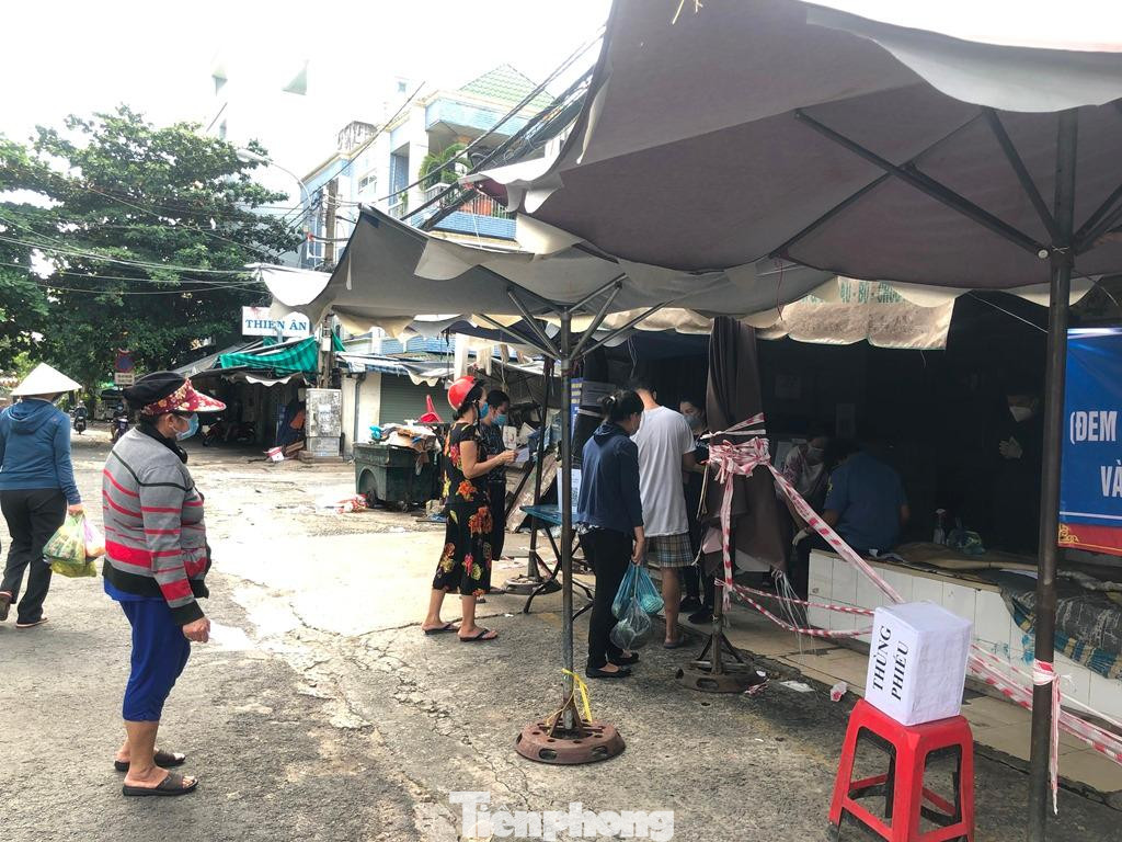 Chợ chỉ có 1 lối vào và ra