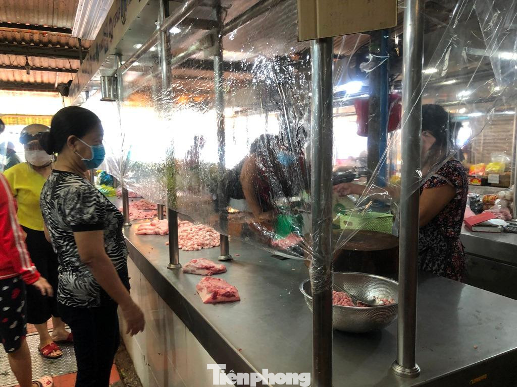 Tuy nhiên, mặt hàng tươi sống như thủy hải sản, thịt khá ít