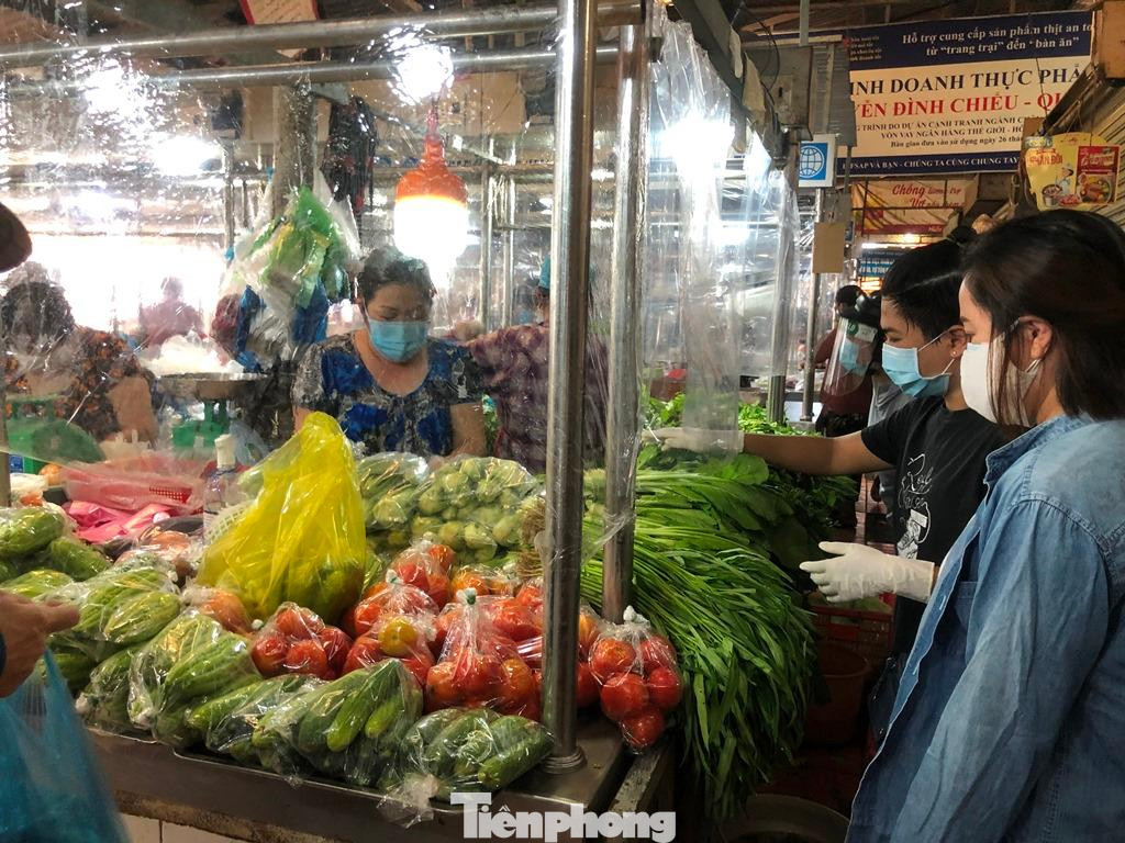 Các quầy hàng đều trang bị vách ngăn