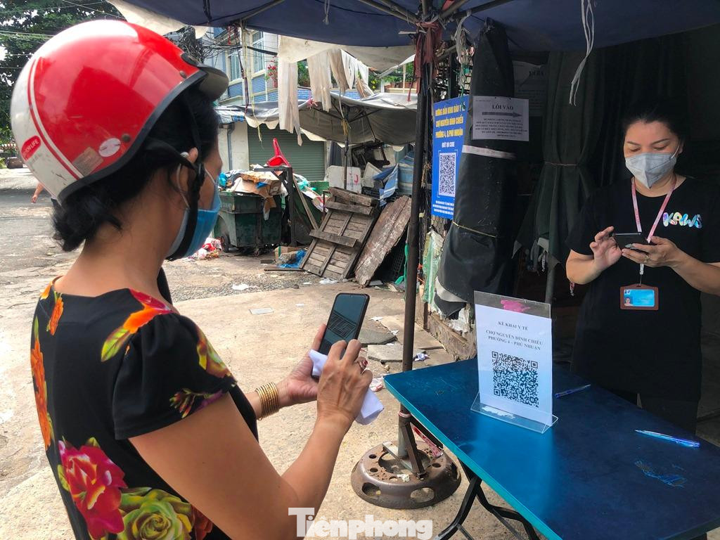 Khách hàng phải khai báo y tế bằng cách quét mã QR