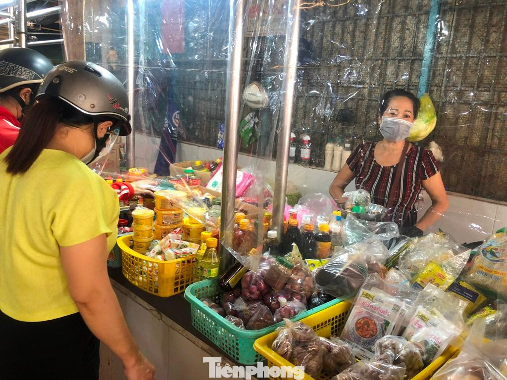 Tại một số chợ đang hoạt động, các mặt hàng chay cũng đắt khách. Trong đó, mặt hàng chao, nước tương, tàu hủ ky... được mua nhiều nhất.
