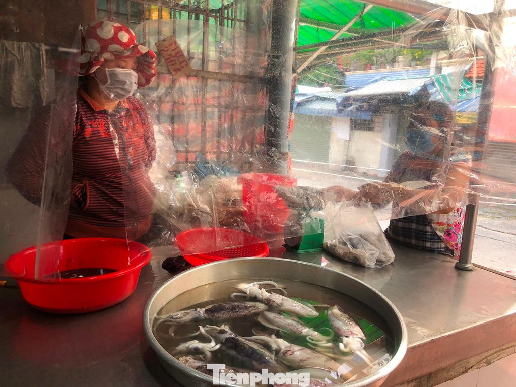 Quầy hàng hải sản chỉ có ít mực nên ít khách mua