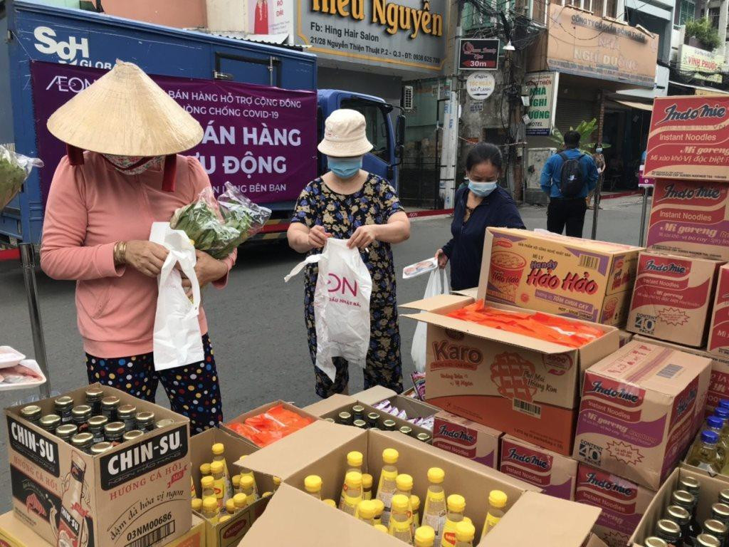 Trước đó, trong văn bản hỏa tốc số 4023 về việc tăng cường cung ứng hàng hóa cho TPHCM và các tỉnh phía Nam gửi các doanh nghiệp, hợp tác xã phân phối, Bộ Công thương đề nghị các doanh nghiệp, hợp tác xã mở thêm các điểm bán hàng cố định và lưu động (theo đúng quy định của pháp luật) tại các khu đông dân cư như quận, huyện, phường, xã, thị trấn, thị tứ… để kịp thời phục vụ nhu cầu thiết yếu của nhân dân.