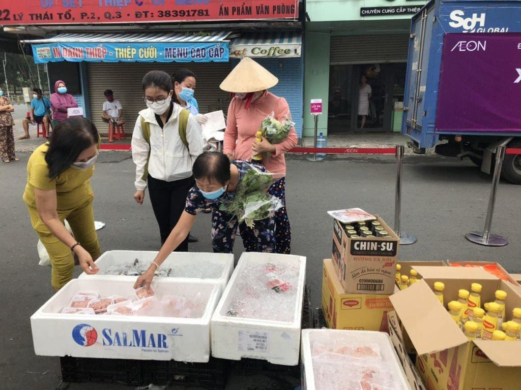 Được biết, nhiều hệ thống siêu thị khác như Co.op Mart, B&apos;s Mart cũng đang triển khai bán hàng lưu động với các mặt hàng dầu ăn, nước mắm, mì gói, rau củ... để người dân tiện mua sắm.