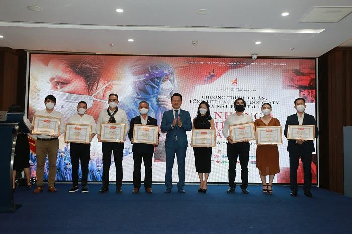 Đại diện các đơn vị hỗ trợ các chương trình ATM nhận bằng khen tại buổi lễ (Ảnh: Trần Linh) Đại diện các đơn vị hỗ trợ các chương trình ATM nhận bằng khen tại buổi lễ (Ảnh: Trần Linh)