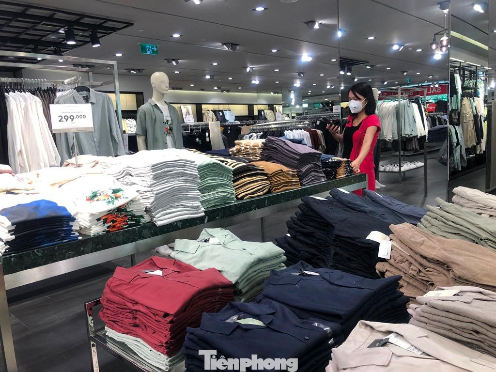 Nhịp sống "bình thường mới" dần trở lại với người dân TPHCM