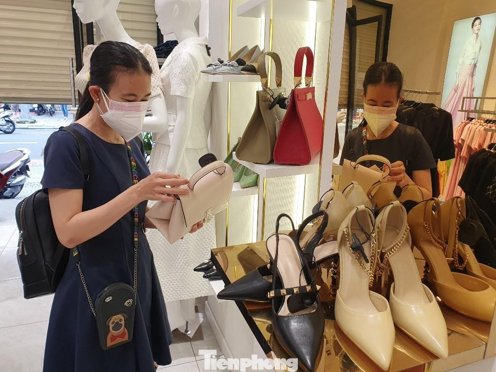 Giày dép, giỏ xách giảm giá sâu cũng được nhiều phụ nữ ưa chuộng