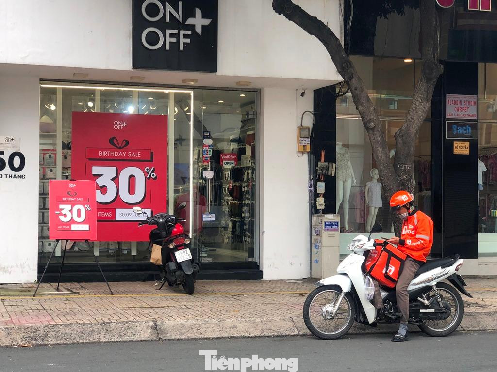 Cũng trong tình cảnh như Đà Nẵng, tại TPHCM, ngày 6/10, nhiều shop thời trang đã mở cửa kinh doanh trở lại trên các tuyến đường trung tâm TPHCM như Lý Tự Trọng, Hai Bà Trưng, (quận 1), Nguyễn Đình Chiểu (quận 3), Nguyễn Trãi (quận 5), Hậu Giang (quận 6)... nhưng lượng khách đến mua hàng khá khiêm tốn.