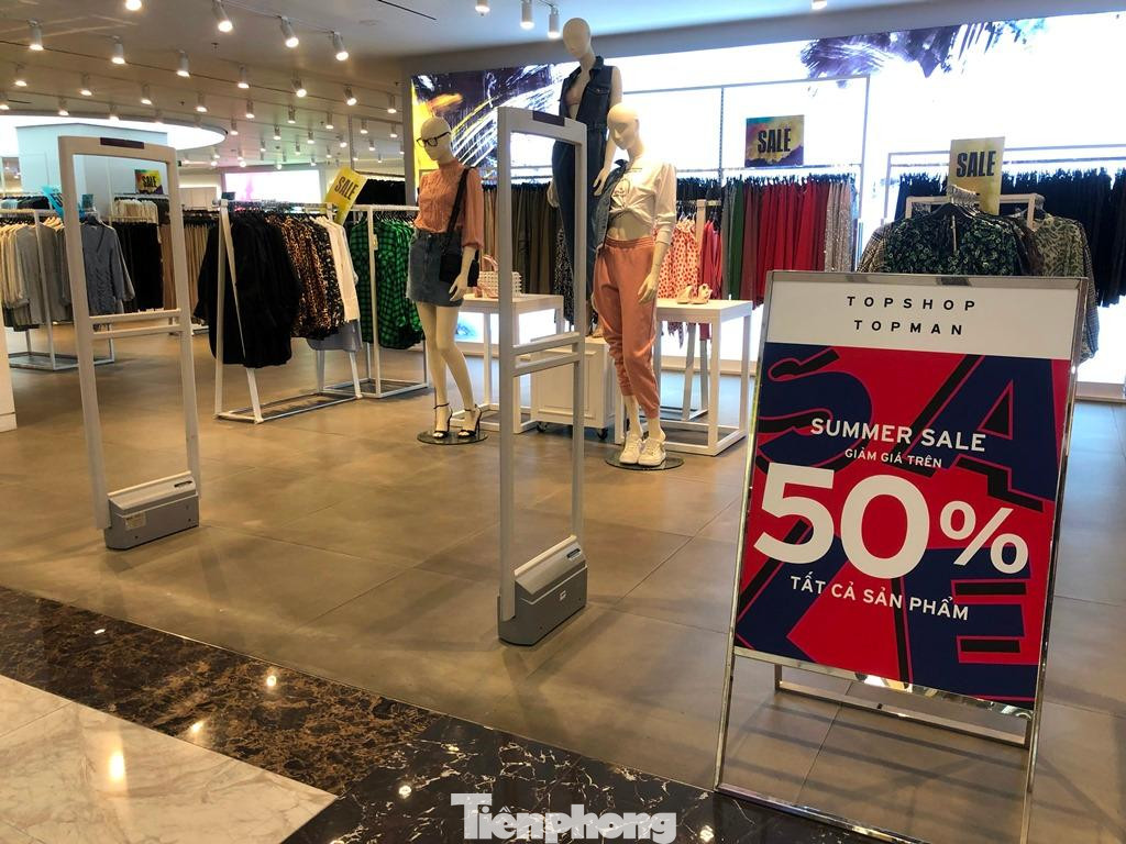 Đa số đều giảm giá từ 50%. Điều kiện để khách hàng mua sắm là phải có "thẻ xanh", chứng nhận đã tiêm ngừa COVID-19.