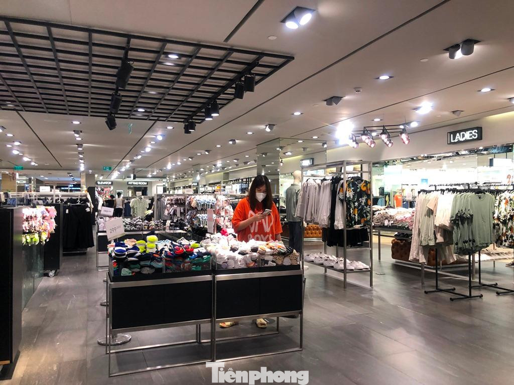 Shop vắng khách nên có thể thoải mái mua sắm, lựa chọn sản phẩm