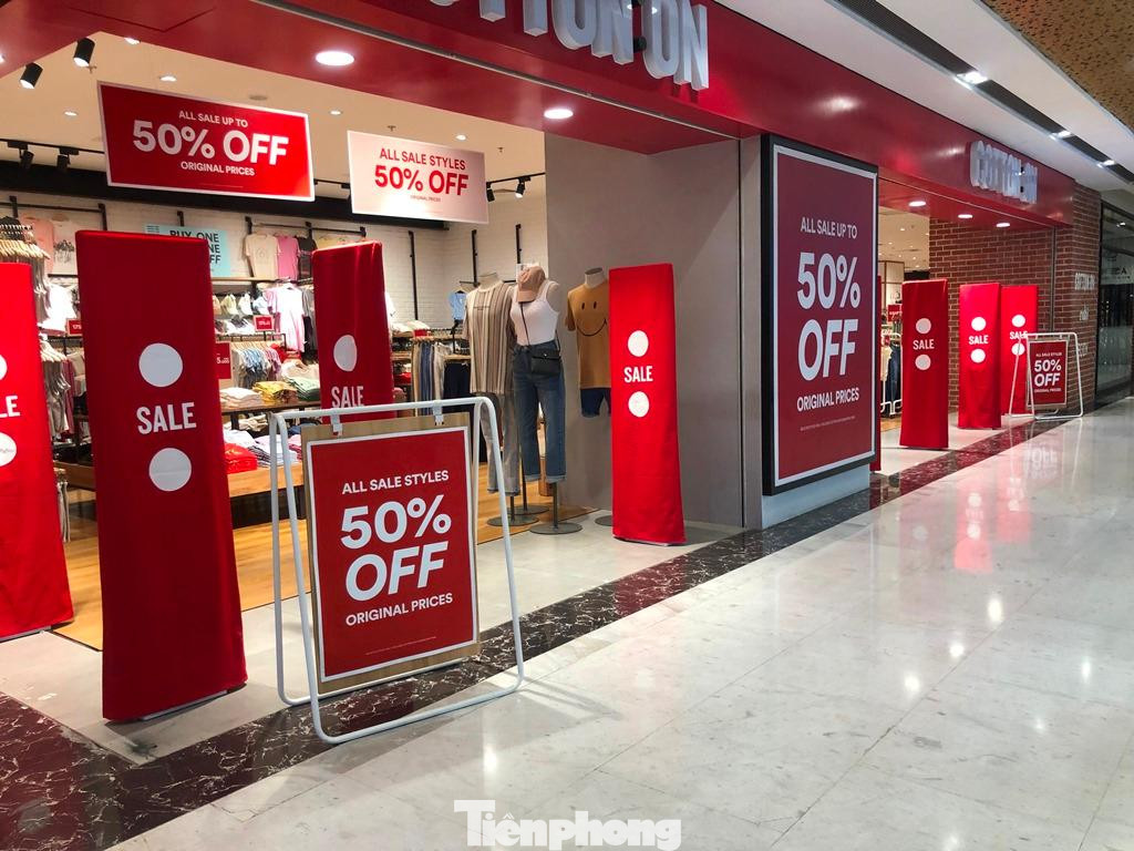 Sau khi được mở cửa hoạt động trở lại, các shop thời trang đều trưng bày sản phẩm đa dạng, treo bảng giảm giá để hút khách mua.