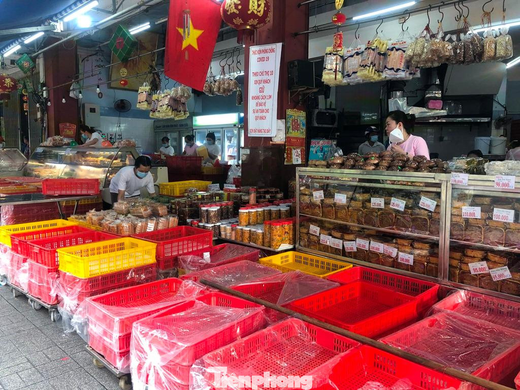 Trong khi đó, một tiệm bánh ở quận 1 bày hàng và khá đông khách. Tuy nhiên nơi này không chỉ bán qua shipper, mà còn có khách lẻ đến mua.