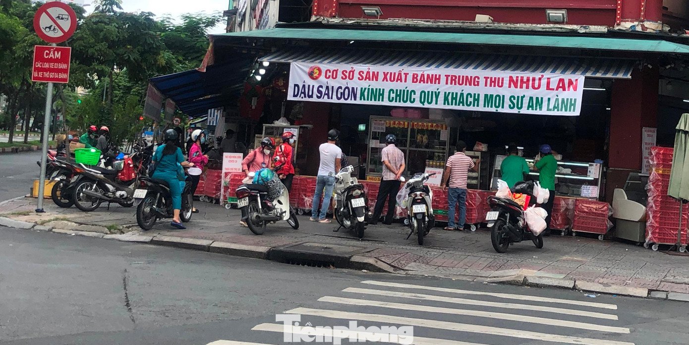 Trong khi đó, một cửa hàng bánh ở quận 1 tấp nập khách hàng và shipper đứng chờDo nh