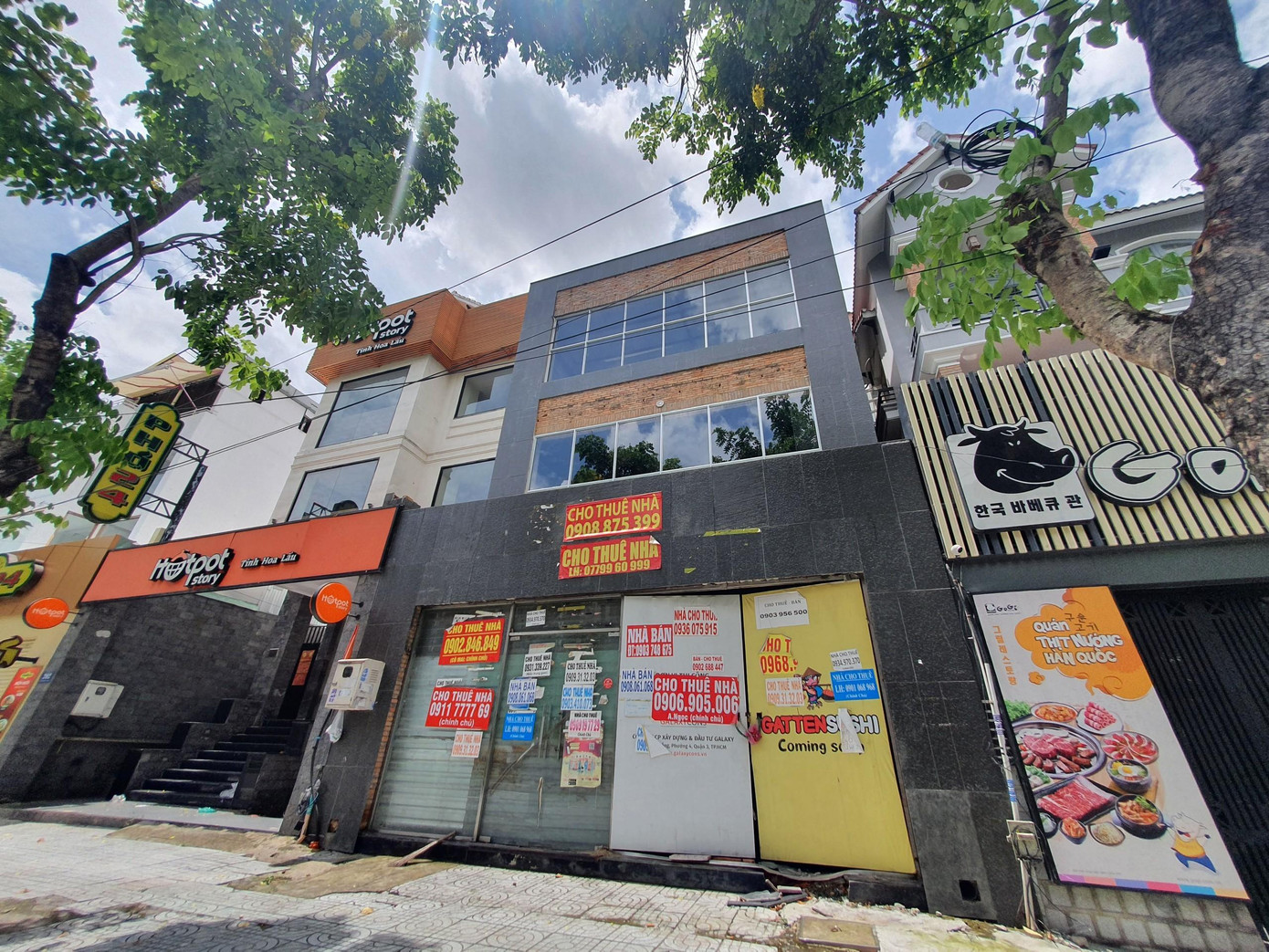 Ghi nhận trong buổi trưa ngày 9/9, nhiều cửa hàng, khu vực kinh doanh ẩm thực tại TPHCM vẫn đóng kín mít cửa dù Thành phố đã cho phép các đơn vị này được bán hàng mang đi. Nguyên nhân do dịch còn diễn biến phức tạp, hơn nữa để được bán trở lại, cửa hàng phải đáp ứng nhiều tiêu chí như "3 tại chỗ", xét nghiệm 2 ngày/lần, có shipper giao hàng, chỉ bán nội quận...