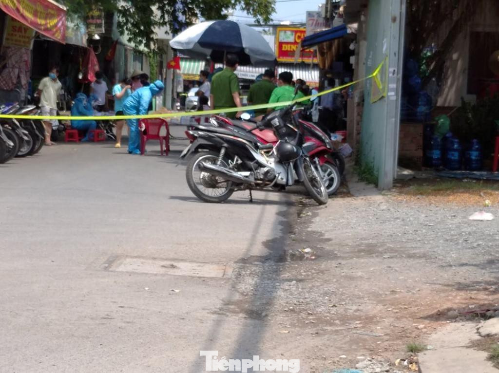 Hẻm 77 Phan Đăng Giảng (KP.2, P.Bình Hưng Hòa, Q. Bình Tân, TPHCM) bị chốt chặn trong ngày 30/4 Hẻm 77 Phan Đăng Giảng (KP.2, P.Bình Hưng Hòa, Q. Bình Tân, TPHCM) bị chốt chặn trong ngày 30/4